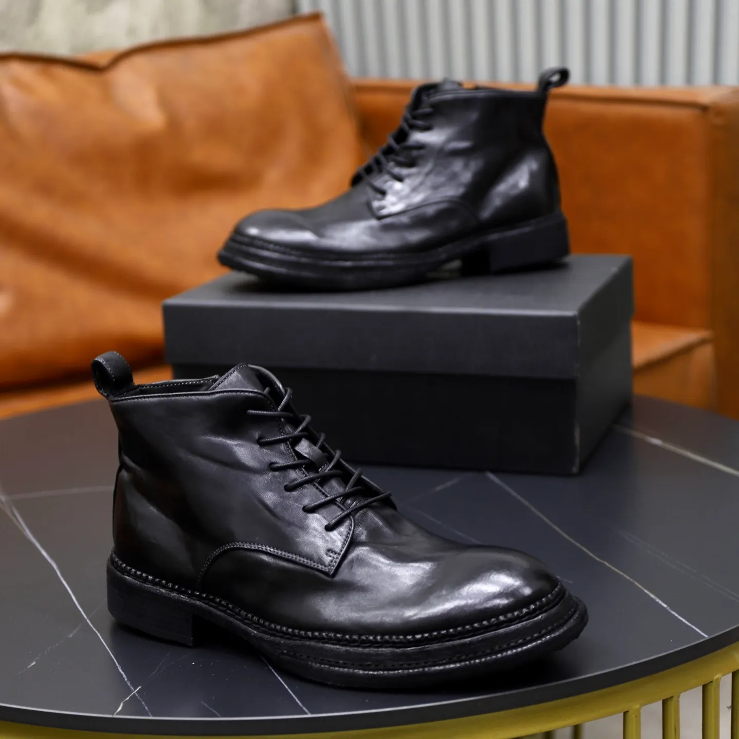 Ex-factory price: 1320💰DG men’s new horse leather work boots! Dongguan's top quality work boots are made of washed horsehide. The body is scratched and distressed. It is a work of hand-rubbing craftsmanship. The collar is wrapped in soft cow leather. It is simple and beautiful, fashionable and casual. It is equipped with a full cowhide lining and embossed logo feet. It is matched with a combination of genuine leather and zigzag rubber outsole. Look at the details of the leather material. If you pursue high quality, check it out! Extremely comfortable! Comes with original box and dust bag! Size: 38-39-40-41-42-43-44 standard leather shoe size